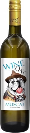 Вино сортовое ординарное Мускат полусладкое белое серия WineDay 0,75 л. 12%